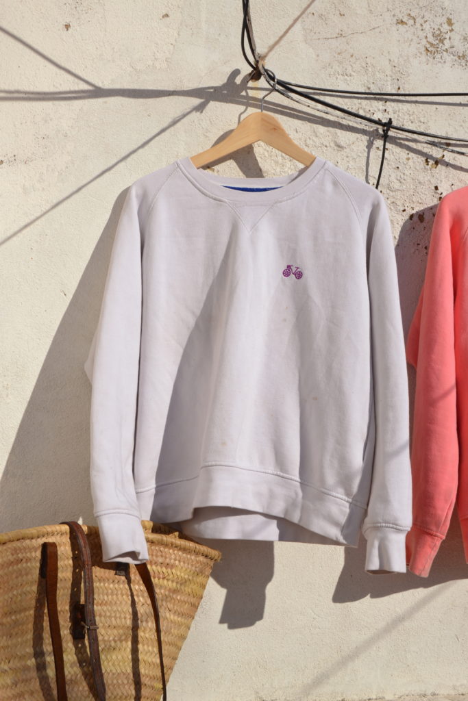 sudadera blanca naranja